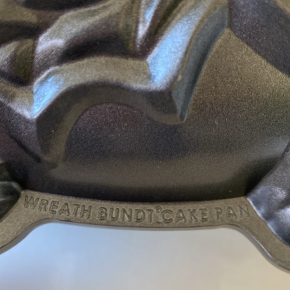 Nordic Ware Holiday Wreath Bundt Cake Pan in Williams Sonoma Gift Box - Picture 5 of 10